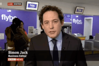 MC chảy máu trong bản tin trực tiếp vì lỡ... cạo râu ngay trước khi lên sóng