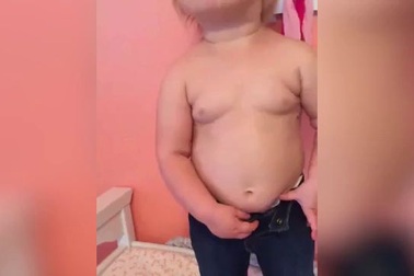 Em bé "phệ cố mặc vừa quần jeans