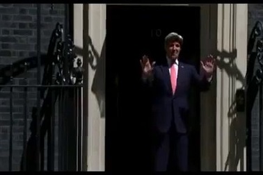 Ngoại trưởng Mỹ gặp sự cố khi đặt chân vào văn phòng Thủ tướng Anh