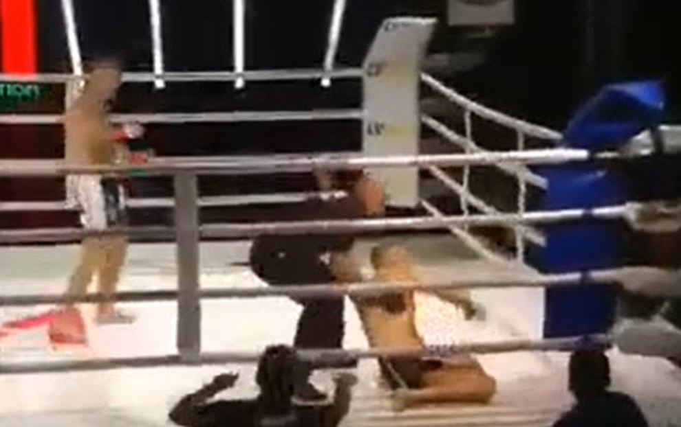 Võ sĩ đột quỵ ngay trên sàn đấu, tính mạng ngàn cân treo sợi tóc - 1 Võ sĩ đột quỵ ngay trên sàn đấu, tính mạng ngàn cân treo sợi tóc - 1