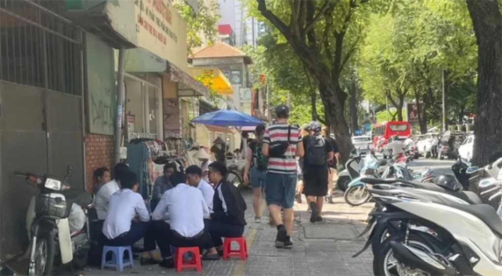 Khách Tây lạ với cảnh người Việt đi xe máy: Chở 4 người, hàng to vẫn đi tốt - 2 Khách Tây lạ với cảnh người Việt đi xe máy: Chở 4 người, hàng to vẫn đi tốt - 2