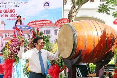 Nguyên Chủ tịch nước Trương Tấn Sang dự lễ khai giảng năm học mới ở Long An