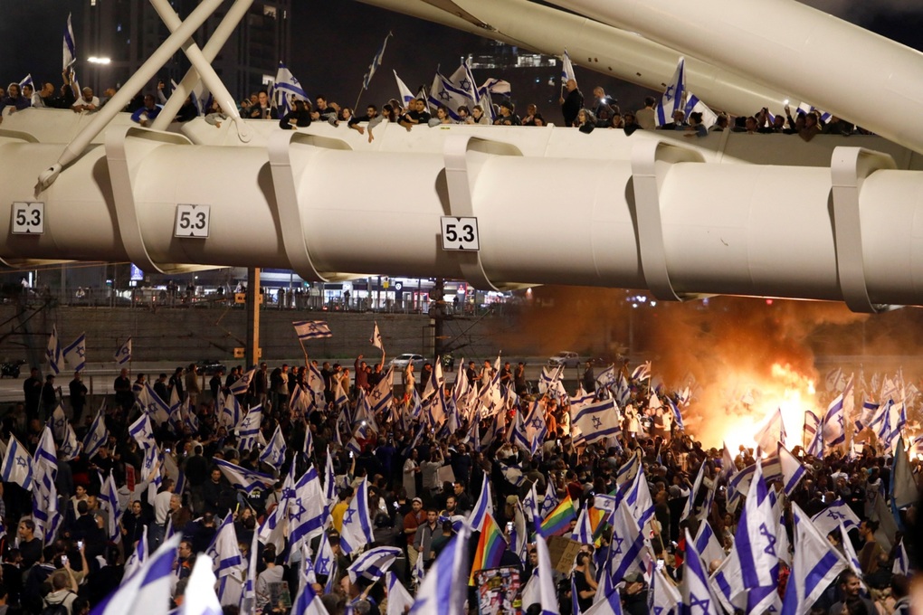 Biểu tình lan rộng tại Israel sau khi Bộ trưởng Quốc phòng bị sa thải - 1 Biểu tình lan rộng tại Israel sau khi Bộ trưởng Quốc phòng bị sa thải - 1