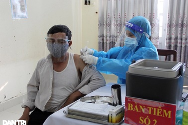 Người có công được thăm khám chu đáo trước khi tiêm vắc xin Covid-19