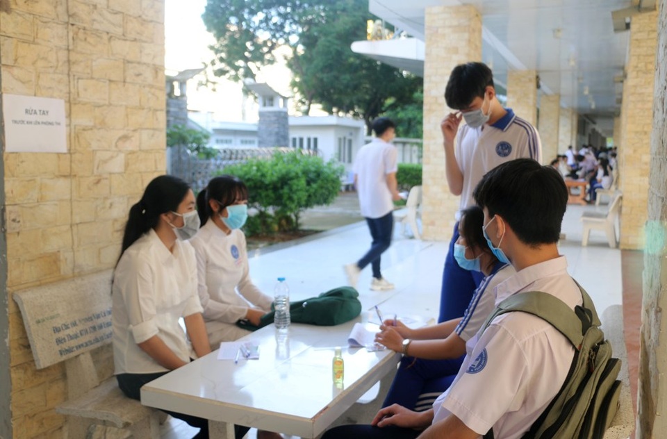 Để quên giấy tờ thi, thí sinh được CSGT dùng xe chuyên dụng chở về nhà lấy - 5 Để quên giấy tờ thi, thí sinh được CSGT dùng xe chuyên dụng chở về nhà lấy - 5