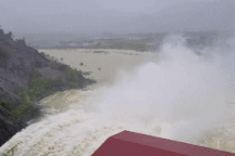 Hứng liên tiếp 2 cơn bão trong chưa đầy một tuần, miền Trung sơ tán dân