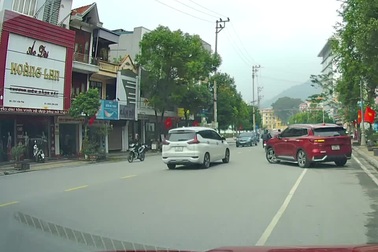 Bánh sau ô tô bị kéo lê trên đường trong tình huống khó hiểu