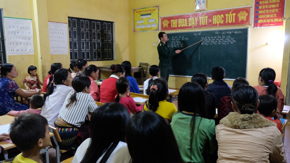 Chuyện gieo chữ nơi biên cương của những người lính quân hàm xanh - 1 Chuyện gieo chữ nơi biên cương của những người lính quân hàm xanh - 1