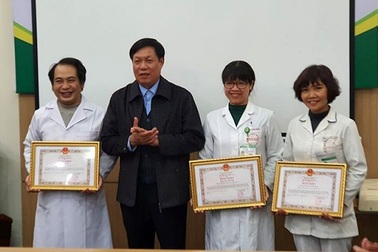 Tặng bằng khen cá nhân, tập thể trong công tác chống dịch virus Covid-19