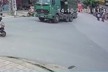 Kinh hoàng khoảnh khắc hai nam sinh suýt bỏ mạng dưới gầm xe tải