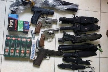 Tạm giữ kho hung khí tại nhà thanh niên 9X