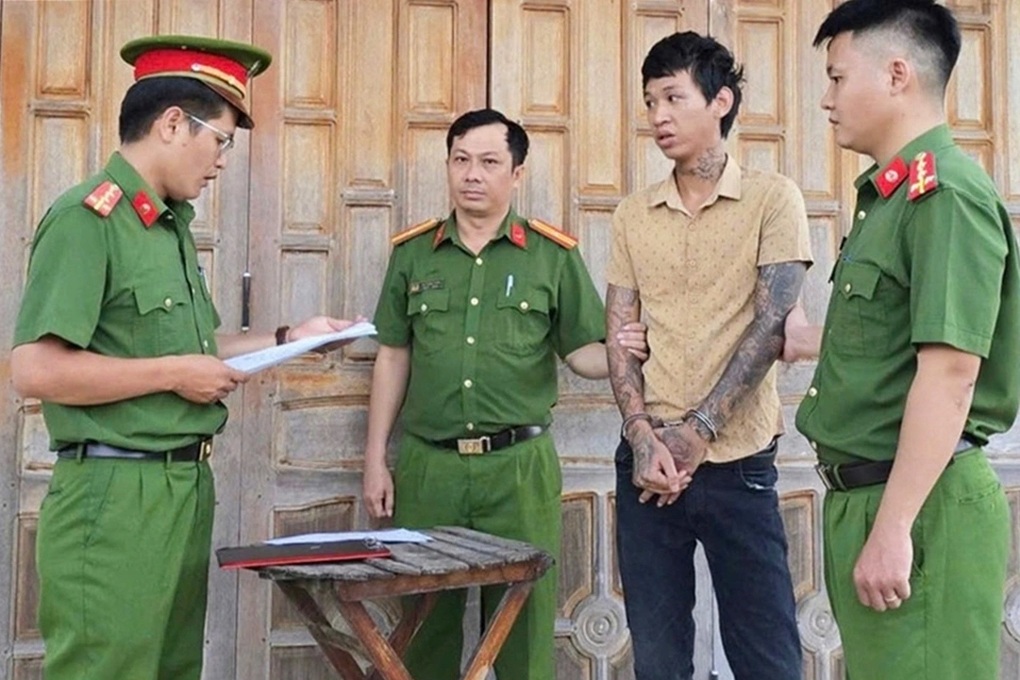 Nam thanh niên cầm dao xông vào nhà dân đuổi chém nhiều người - 1 Nam thanh niên cầm dao xông vào nhà dân đuổi chém nhiều người - 1