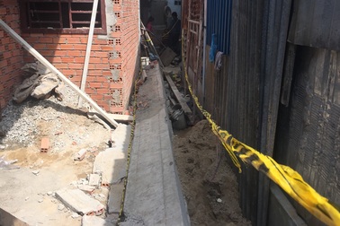 Khối bêtông đổ sập, hai thợ xây nguy kịch