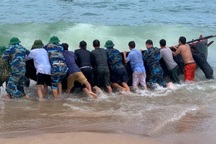 Sóng đánh chìm thuyền, 2 ngư dân gặp nạn trên biển