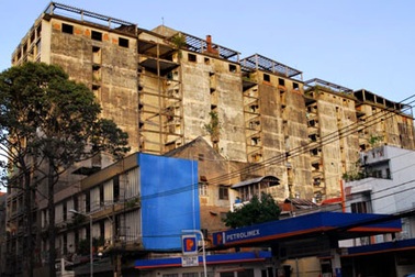 Một phụ nữ rơi từ chung cư, tử vong