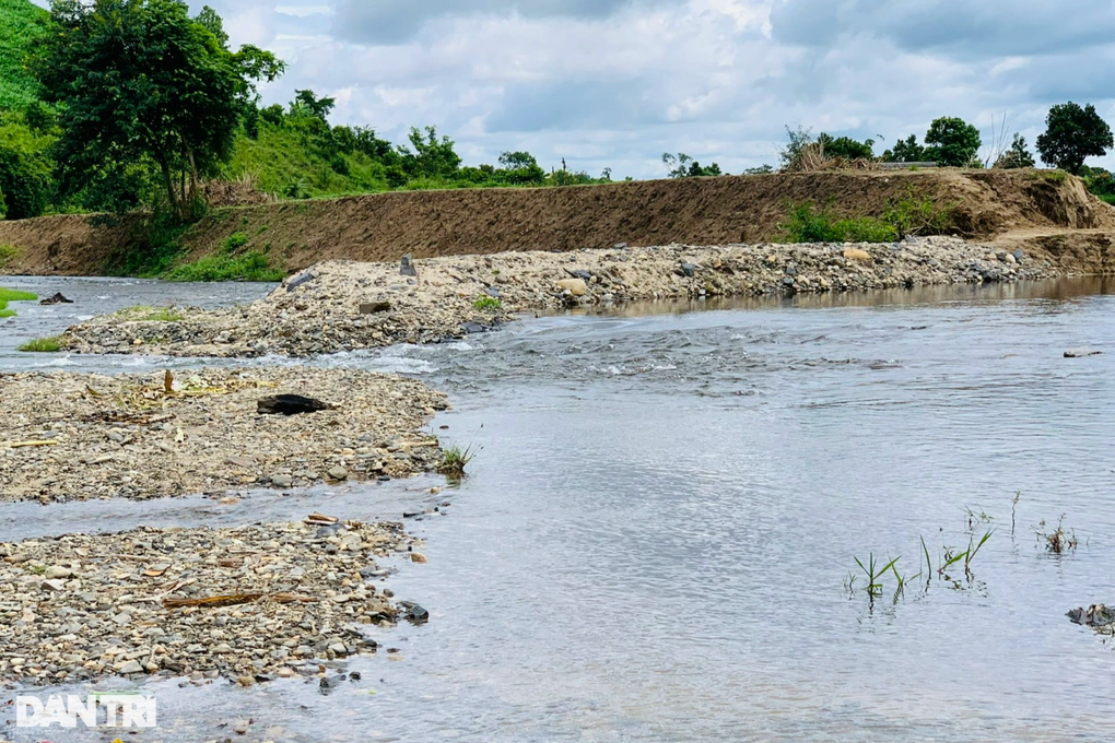 Đào ao, ngăn suối trái phép để nuôi cá tầm - 1 Đào ao, ngăn suối trái phép để nuôi cá tầm - 1