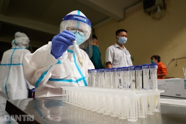 Gia đình một cháu bé ủng hộ 5 tỷ đồng cho Quỹ Vắc xin phòng Covid-19