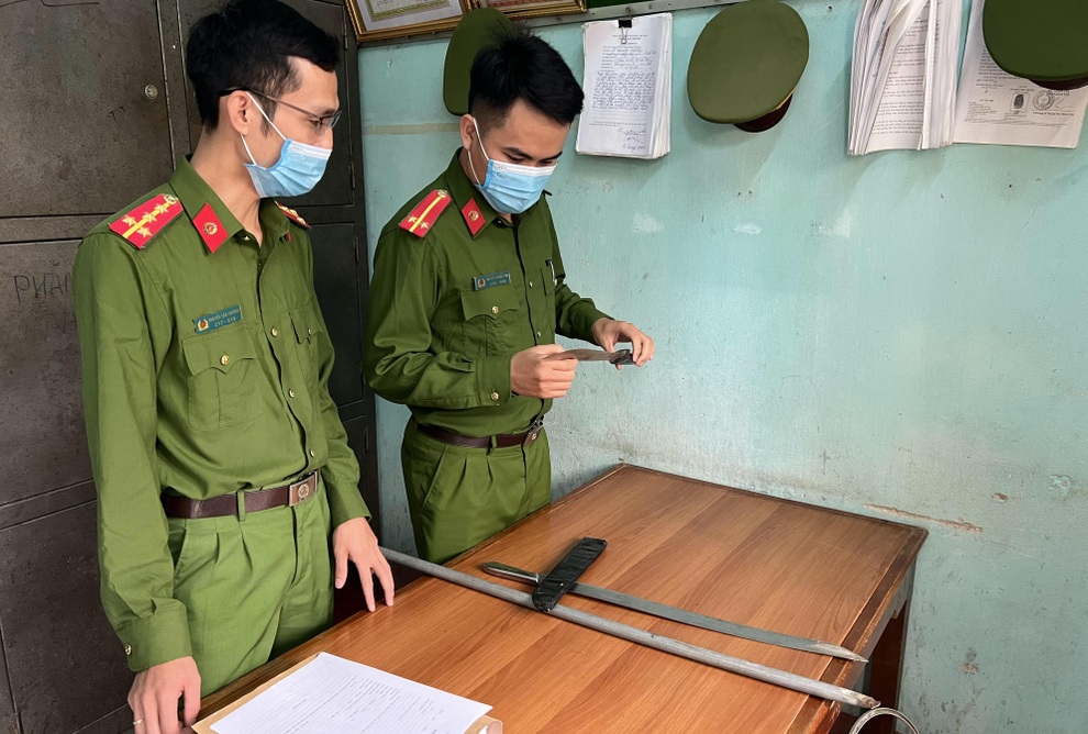 Hai nhóm đối tượng hỗn chiến bằng dao, kiếm giữa đêm - 2 Hai nhóm đối tượng hỗn chiến bằng dao, kiếm giữa đêm - 2