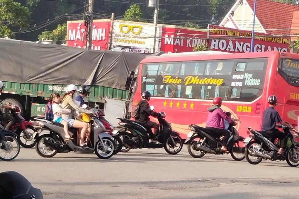 Xe khách tông trực diện container ở Bình Dương, 2 người bị thương - 2 Xe khách tông trực diện container ở Bình Dương, 2 người bị thương - 2