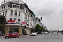 Hàng loạt cửa kính nhà dân ở Hải Phòng bị vỡ, phát hiện do... bắn súng