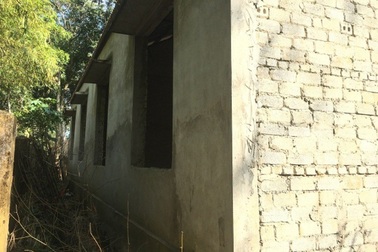 Công trình phòng học tiền tỷ xây dở dang rồi “đắp chiếu”