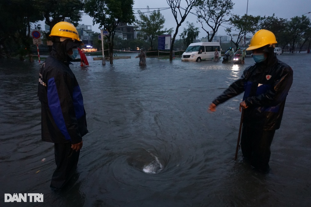 Mưa trắng trời, người dân Đà Nẵng chật vật lội nước về nhà - 10 Mưa trắng trời, người dân Đà Nẵng chật vật lội nước về nhà - 10