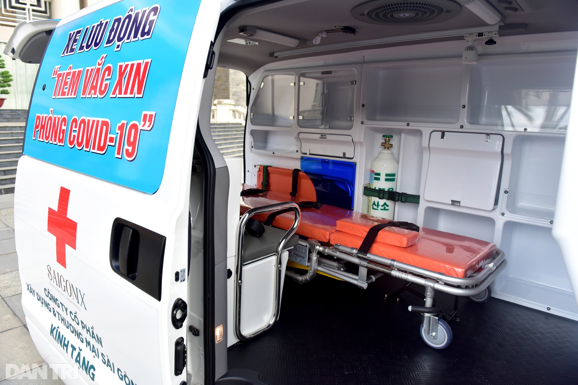 Theo chân xe lưu động tiêm vắc xin ở các khu dân cư, điểm cách ly tại TPHCM - 3