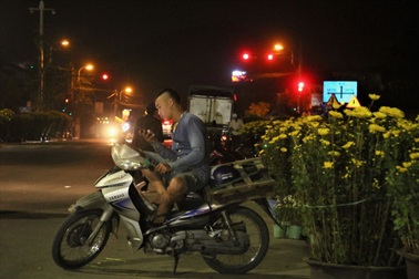 Xe ôm, người bán hoa bươn bải, mải miết ngày cận Tết