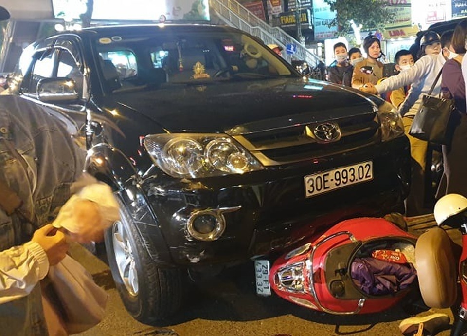 Tài xế xe Fortuner nghi say rượu, tông hàng loạt xe trên phố - 1 Tài xế xe Fortuner nghi say rượu, tông hàng loạt xe trên phố - 1