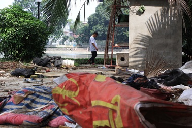 Công viên lọt top "đẹp nhất Hà Nội" ngập ngụa rác thải