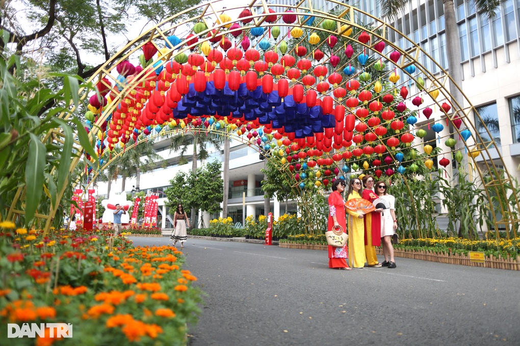 Không gian sống đắt giá bên những cung đường hoa ngày Tết - 2 Không gian sống đắt giá bên những cung đường hoa ngày Tết - 2