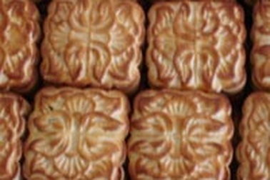 Bánh trung thu giá rẻ: Nhìn thợ làm, đố dám ăn! 