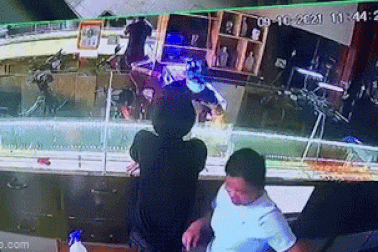 Nam thanh niên cướp dây chuyền trong tiệm vàng