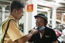 Uống bia rồi lái xe 1 phút mua đồ ăn, tài xế ở TPHCM bị phạt 4,5 triệu đồng