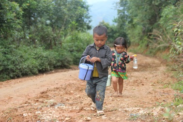 Xót xa suất ăn “cơm trắng, nước lã” của trẻ mầm non ở Trống Gầu Bua