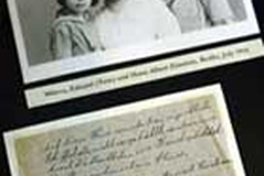 Hé lộ bí mật đời sống tình cảm của Einstein 