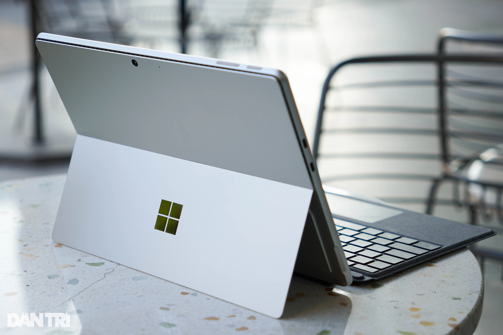 Cận cảnh máy tính AI đầu tiên của Microsoft, tích hợp phím Copilot - 10 Cận cảnh máy tính AI đầu tiên của Microsoft, tích hợp phím Copilot - 10