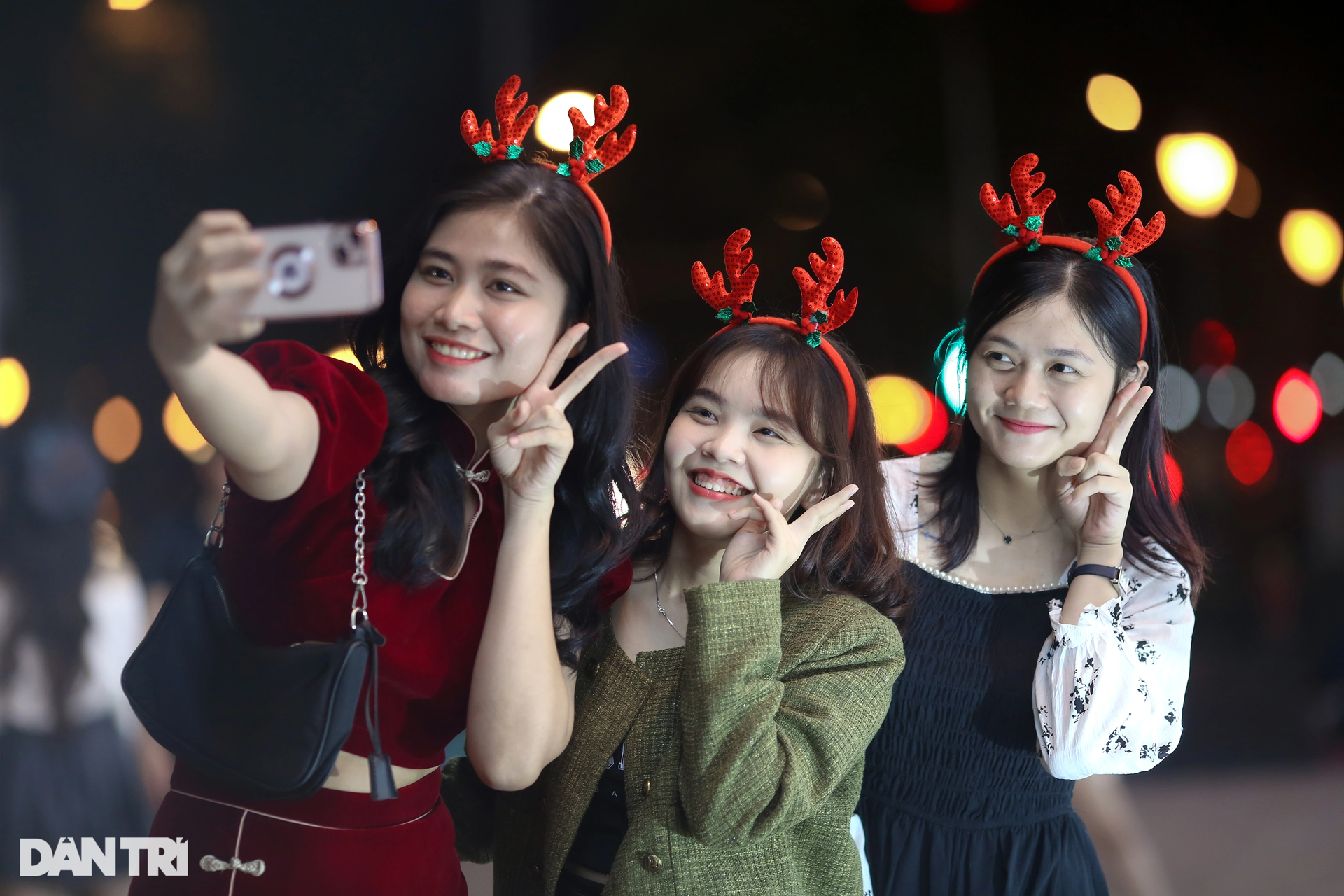 Giới trẻ TPHCM xuống phố check-in Noel sớm trong tiết trời se lạnh - 1 Giới trẻ TPHCM xuống phố check-in Noel sớm trong tiết trời se lạnh - 1