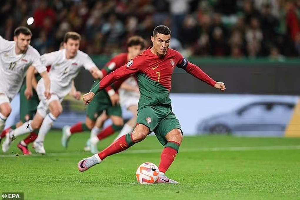Ronaldo đi vào lịch sử sau chiến thắng đậm của Bồ Đào Nha - 1 Ronaldo đi vào lịch sử sau chiến thắng đậm của Bồ Đào Nha - 1