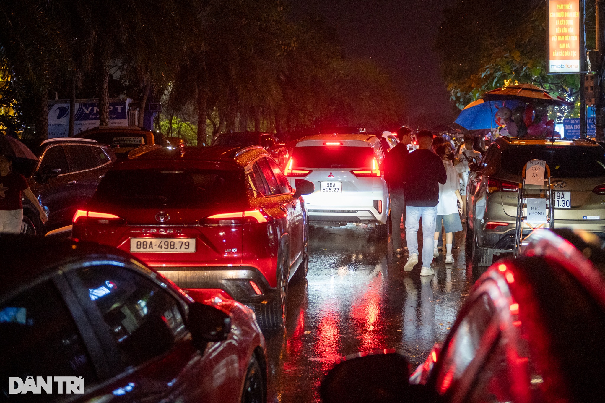 Hàng vạn người đội mưa xem pháo hoa ở Phú Thọ dịp Giỗ Tổ Hùng Vương - 4