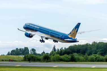 Boeing 787 của Việt Nam trình diễn ấn tượng tại triển lãm hàng không quốc tế