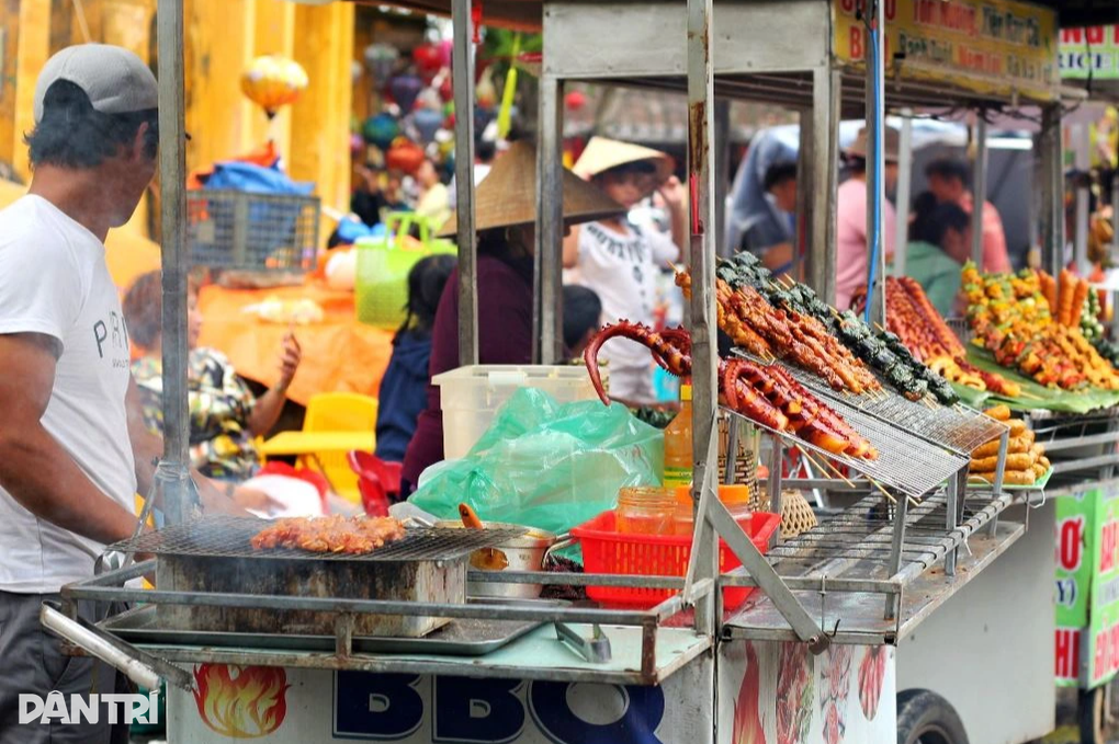 Bất chấp lũ lụt, du khách vẫn đổ về tham quan phố cổ Hội An - 2 Bất chấp lũ lụt, du khách vẫn đổ về tham quan phố cổ Hội An - 2