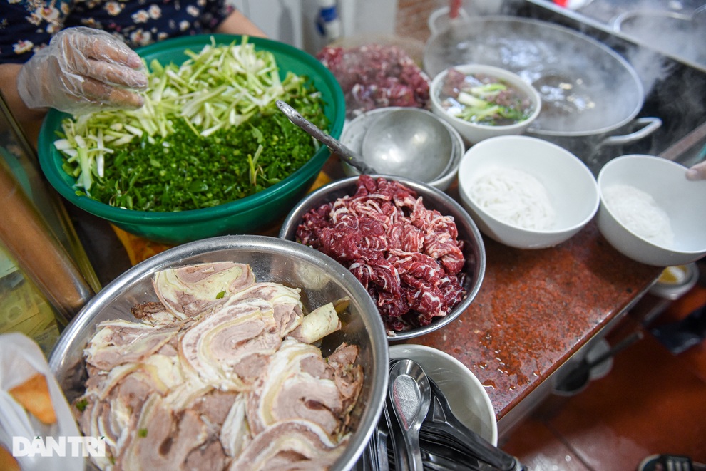 Quán phở mặn nhất Hà Nội, giá chát 80.000 đồng/bát vẫn nườm nượp khách - 6 Quán phở mặn nhất Hà Nội, giá chát 80.000 đồng/bát vẫn nườm nượp khách - 6