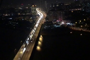 Tuyến đường trên cao (Vành đai 3), hơn 22h đêm vẫn bị ùn tắc kéo dài