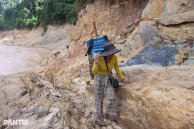 Người dân vẫn băng rừng, vượt sông sau cơn lũ lịch sử