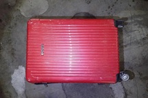 Chiếc vali màu đỏ đặt cạnh rãnh thoát nước chứa bí mật gây chấn động