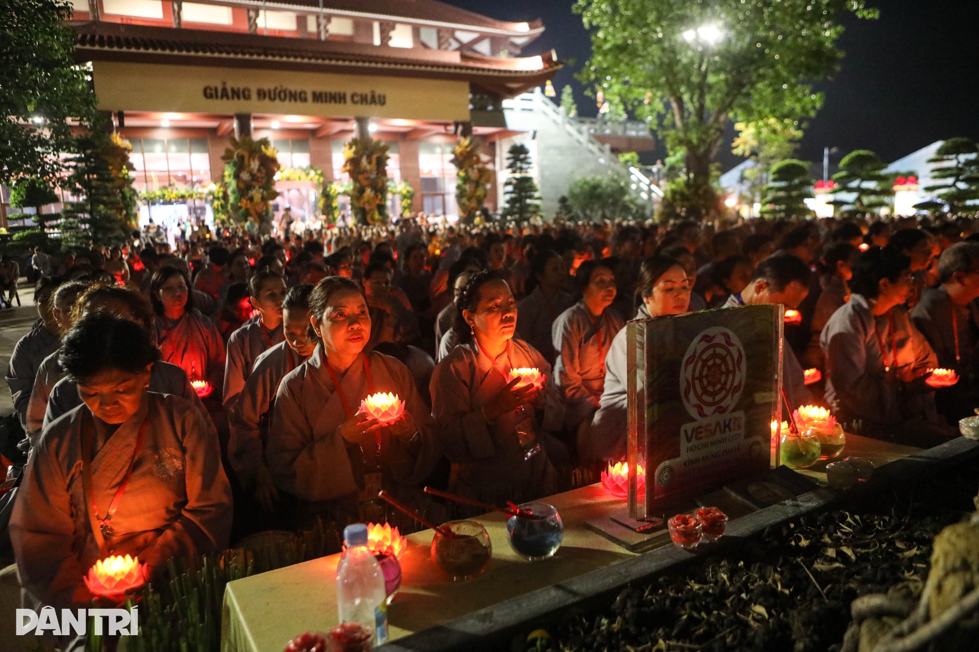 12.000 người cầu nguyện cho hòa bình thế giới ở lễ thả hoa đăng Vesak 2025 - 5