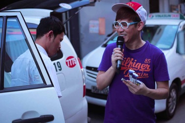 Nguyên Vũ “hết thời”, đi bán kẹo kéo sống qua ngày