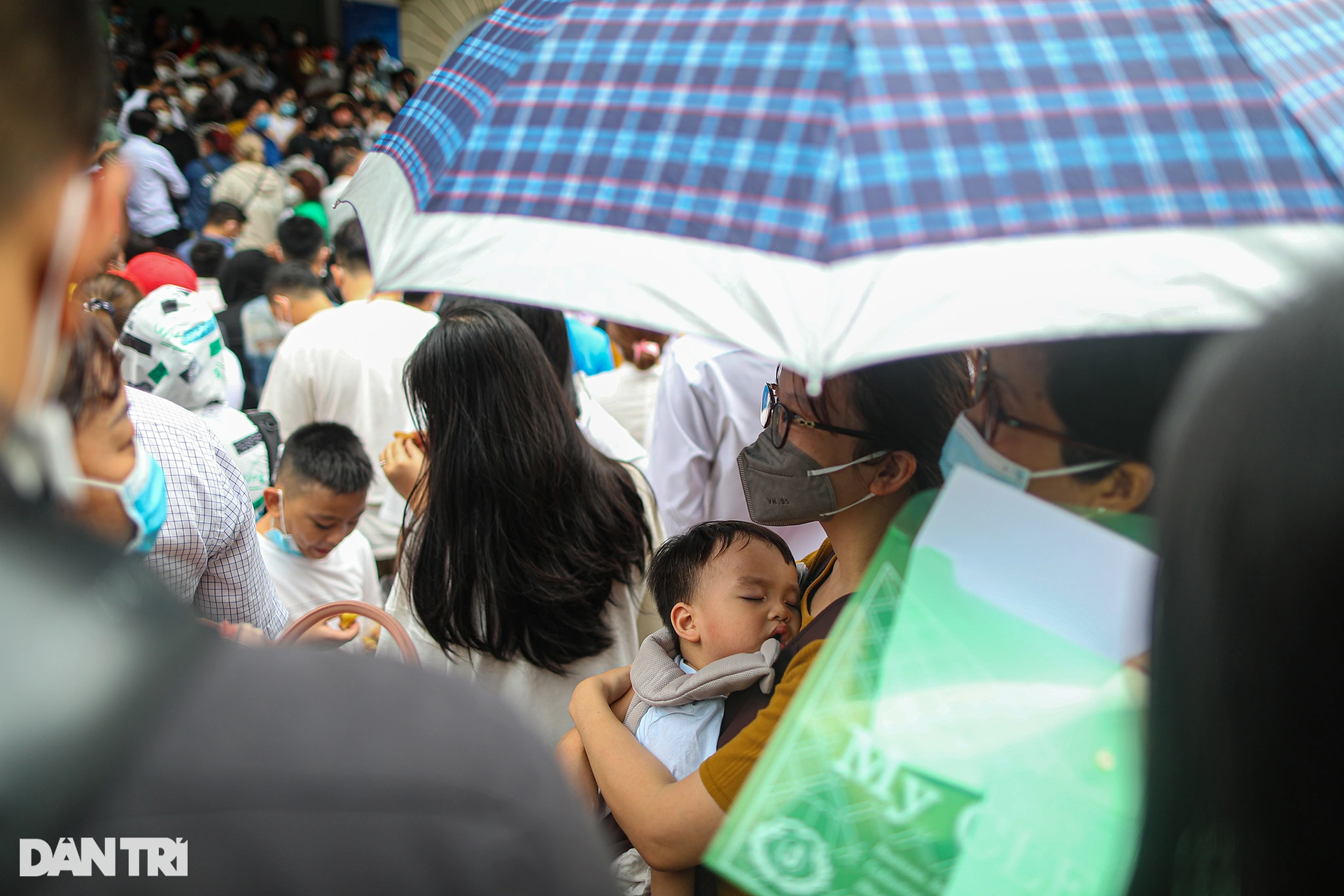 Hàng trăm người đội nắng, dầm mưa làm hộ chiếu mẫu mới ở TPHCM - 8 Hàng trăm người đội nắng, dầm mưa làm hộ chiếu mẫu mới ở TPHCM - 8