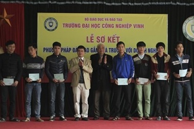 Sinh viên nhận lương trước khi nghỉ tết
